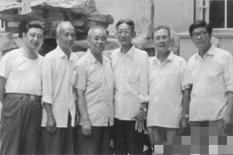 跨越京津曲坛，一张罕见的合影，这张黑白合影拍摄于上世纪七十年代末至八十年代初，地