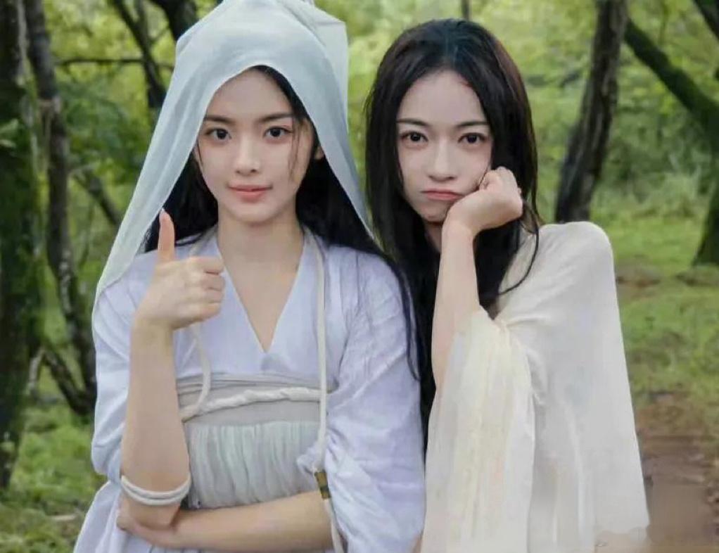 吴谨言长得真的很牛，和杨超越同框发现她小小的脸上全是五官！ 
