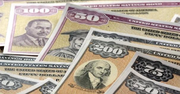 中国持续抛售美债！当地时间11月18日，美国财政部公布最新数据显示，在2025年