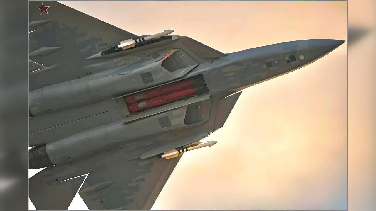 战斗机弹舱能装多少武器？这次俄罗斯苏-57战斗轰炸机给出了答案，它在飞行中大方展