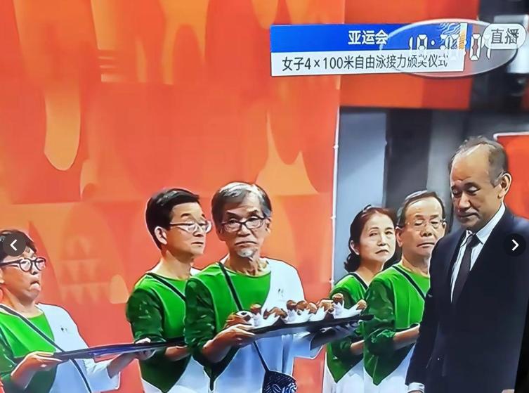 原来我们错怪组委会了，
日本之所以把礼宾姐姐换成礼宾大爷，
不是因为没年轻人，而