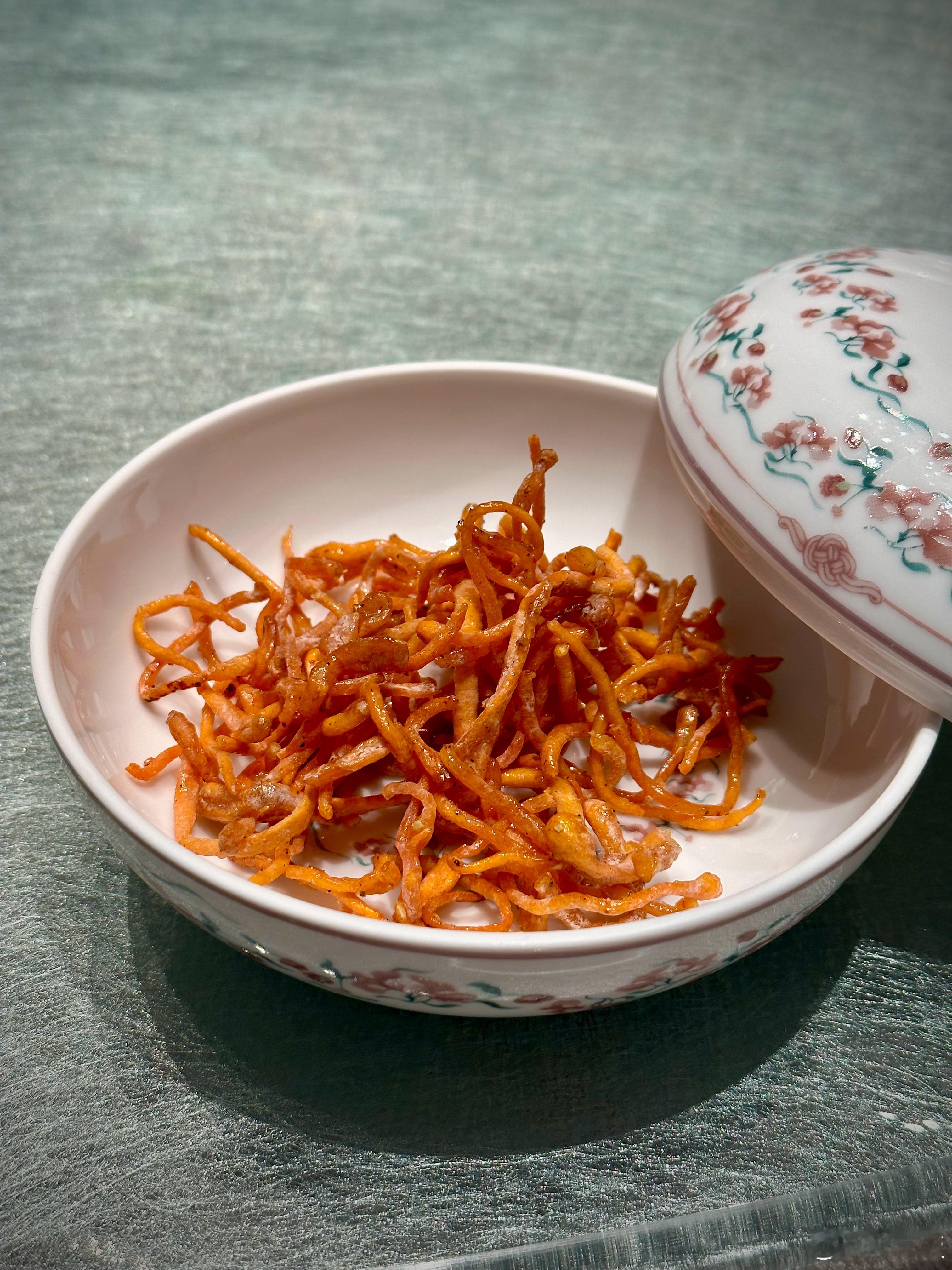 📍壹零贰小馆广东菜其实没有冷菜，顶多一碟卤水，一碟烧腊算数。壹零贰小馆的冷菜也