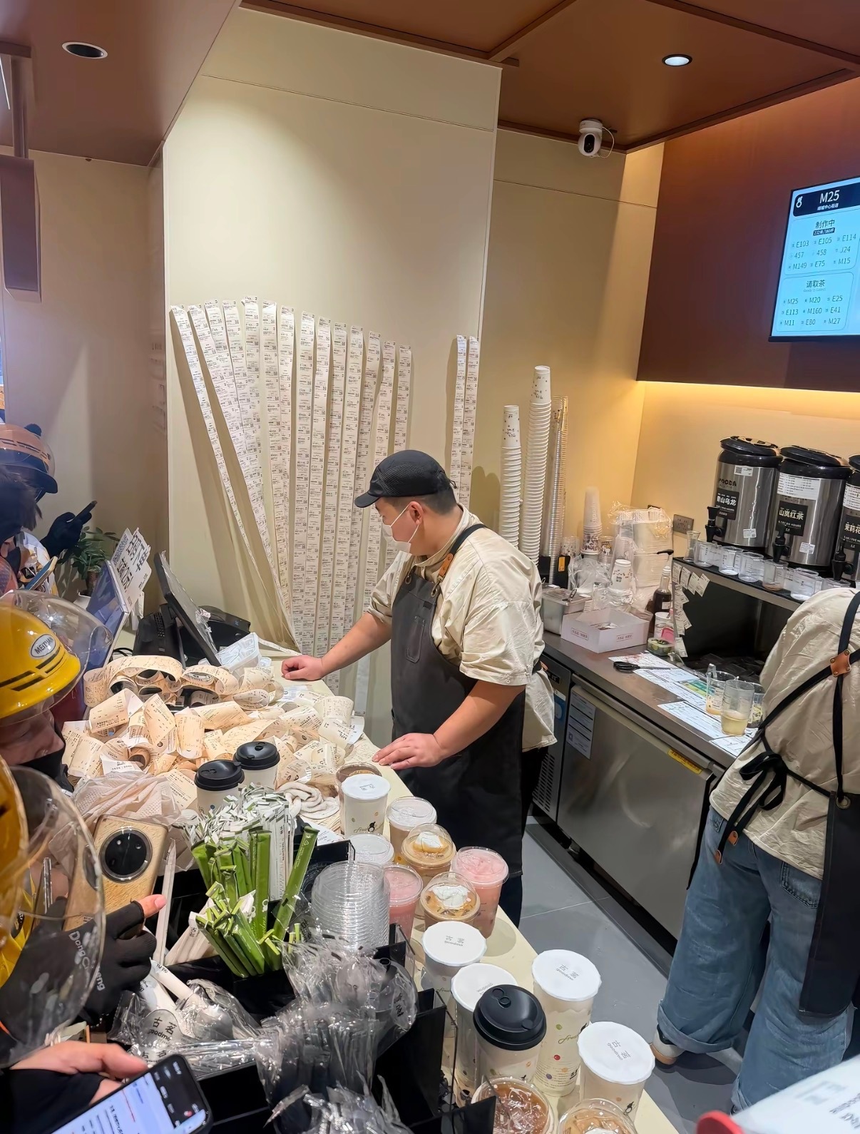 这才两个小时，觉得自己压力大的可以看看奶茶店店员 