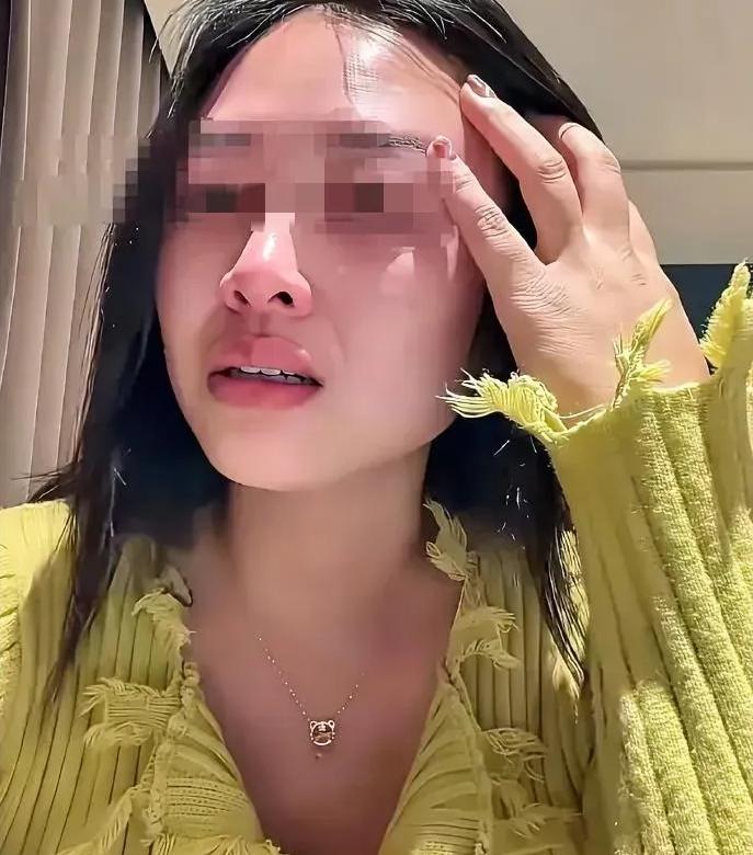“严查到底！”3月26日，上海，一女子在服装店试穿裤子时，感觉腿部一阵刺痛，等到