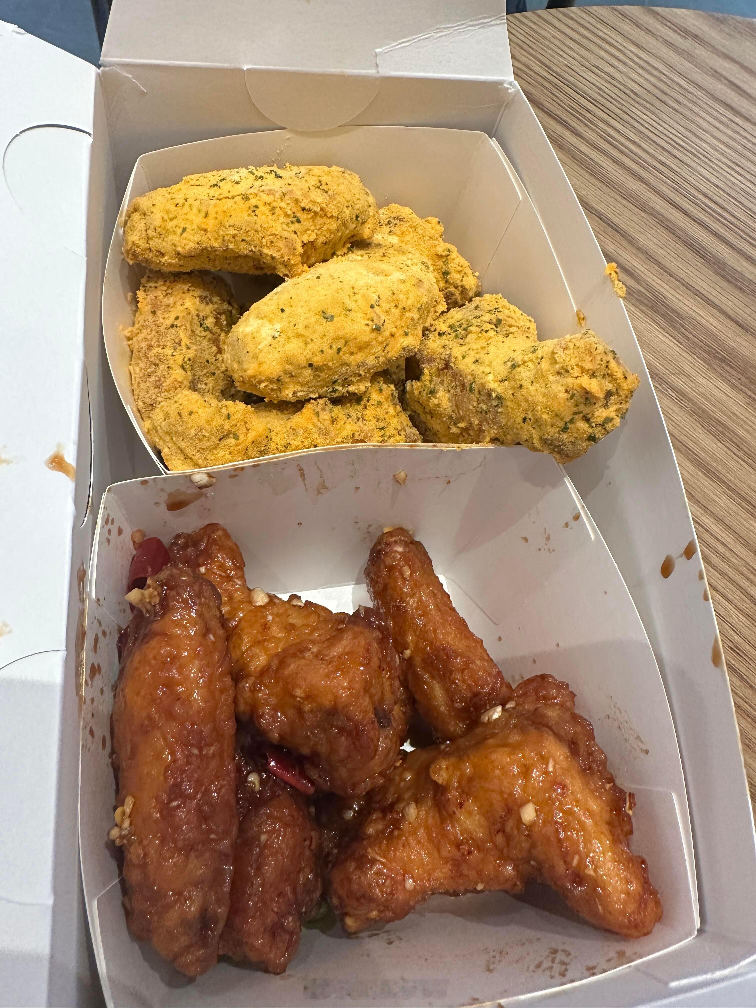 一次解锁双拼炸鸡快乐！芝士海苔款奶香酥松，咸香粉料越嚼越上头甜辣酱汁鸡翅裹满浓稠