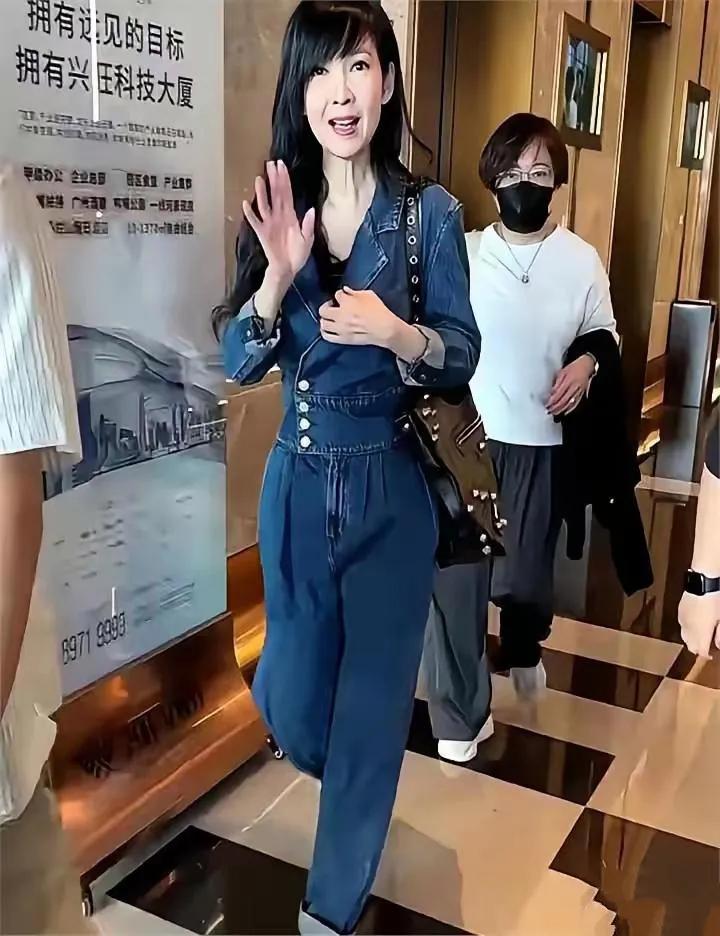 女神周慧敏还是老了，除去美颜滤镜的加持，嘴角的法令纹明显，脖颈处都是褶子，手虽然