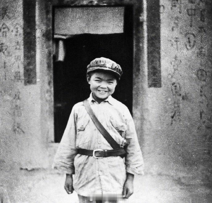 【穿越90年历史烽烟，他的笑脸永远灿烂】这是一幅穿越时空、广为流传的经典影像。镜
