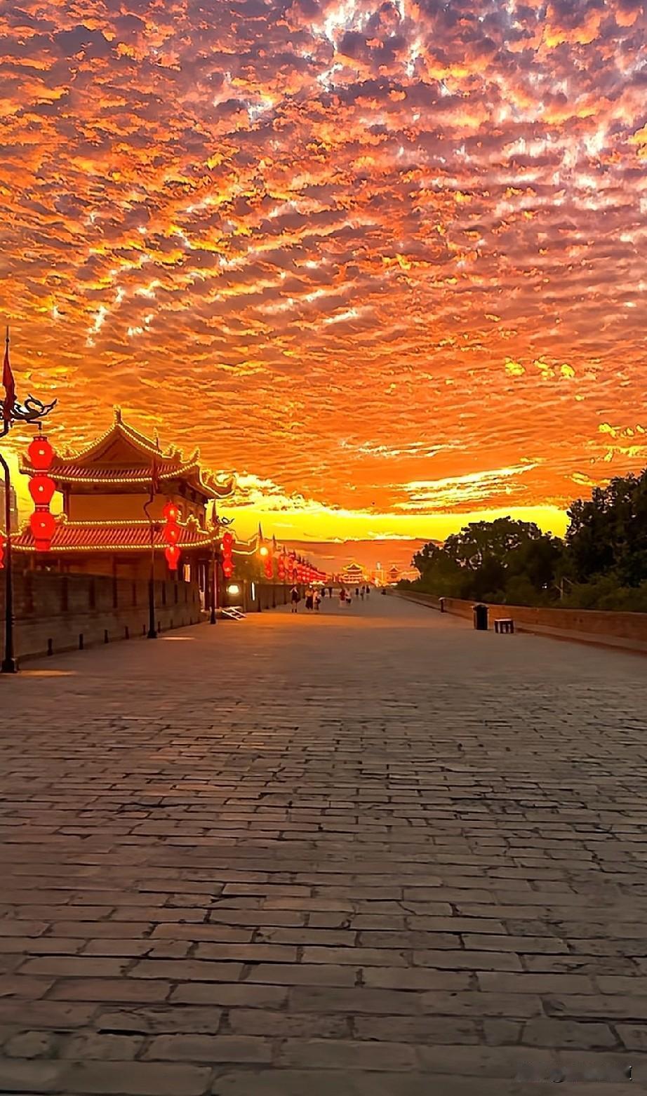为何大城市很少会出现火烧云的美景？日落时分，阳光斜射穿过厚大气层，短波蓝紫光被散