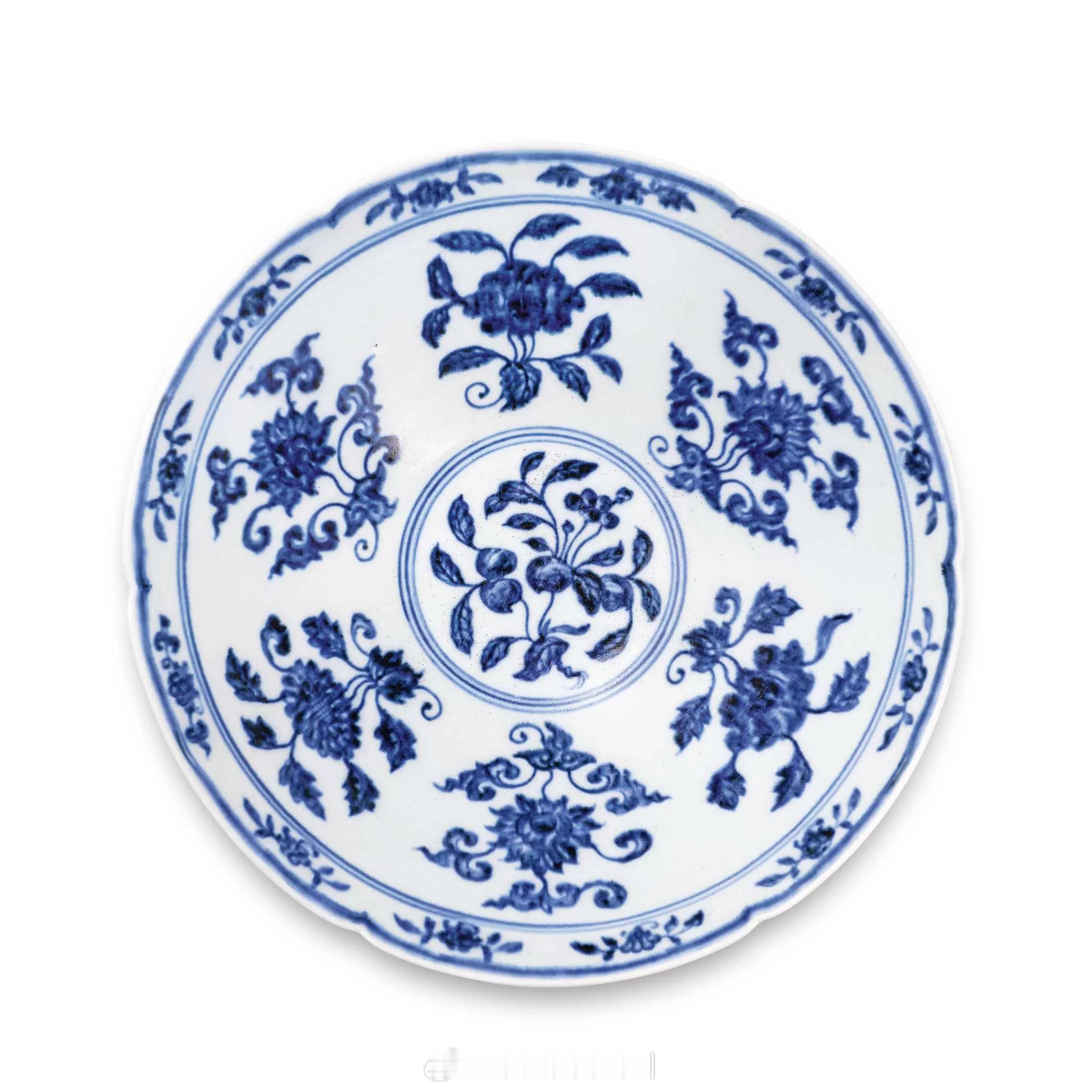 明宣德 青花折枝花果纹葵口斗笠碗本品呈六瓣花口斗笠式，下承小圈足。通体施透明釉，