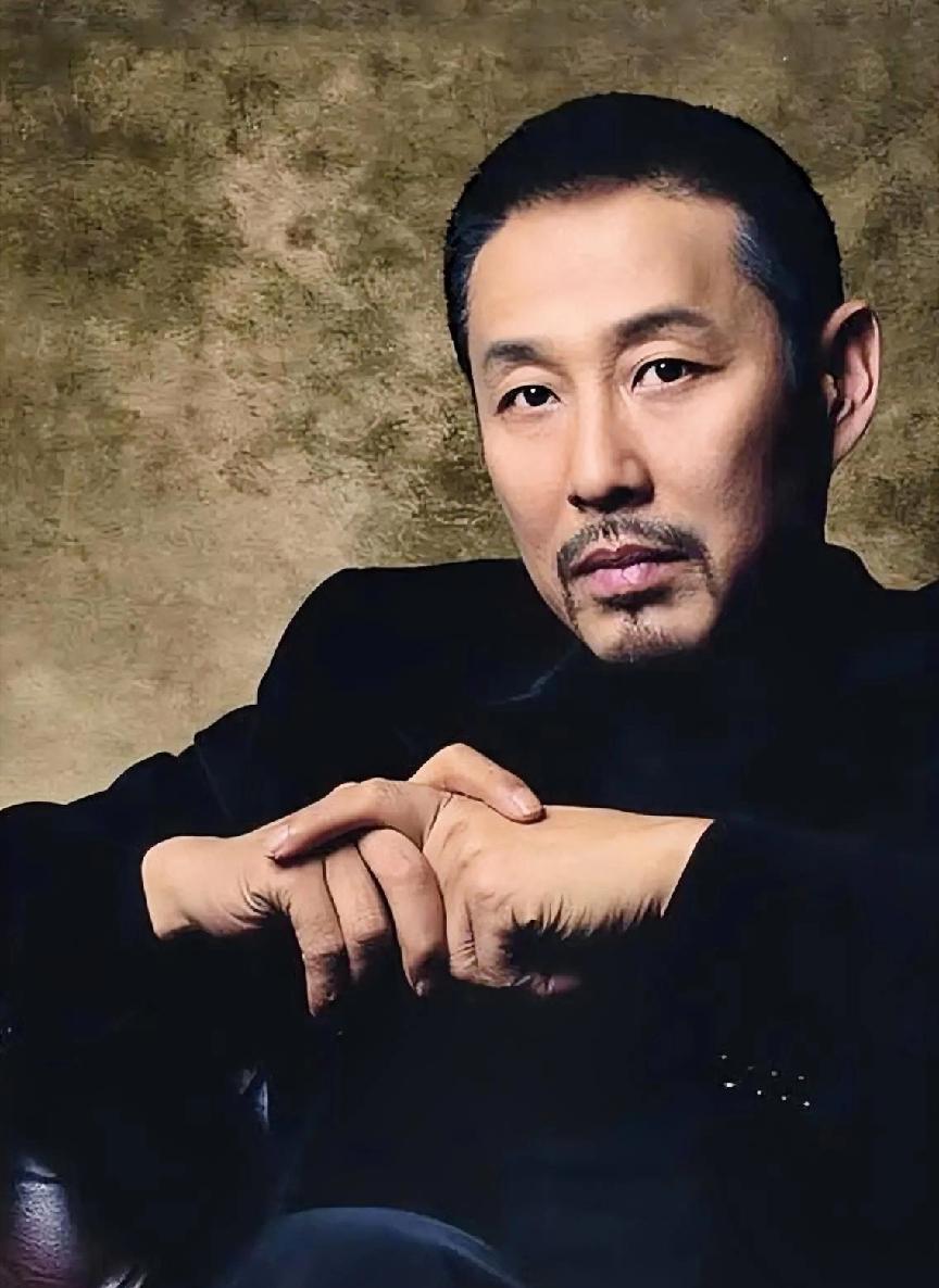 陈道明68岁了，还在教年轻人怎么“闭嘴”。
这比他演皇帝时的眼神更有杀伤力。
他