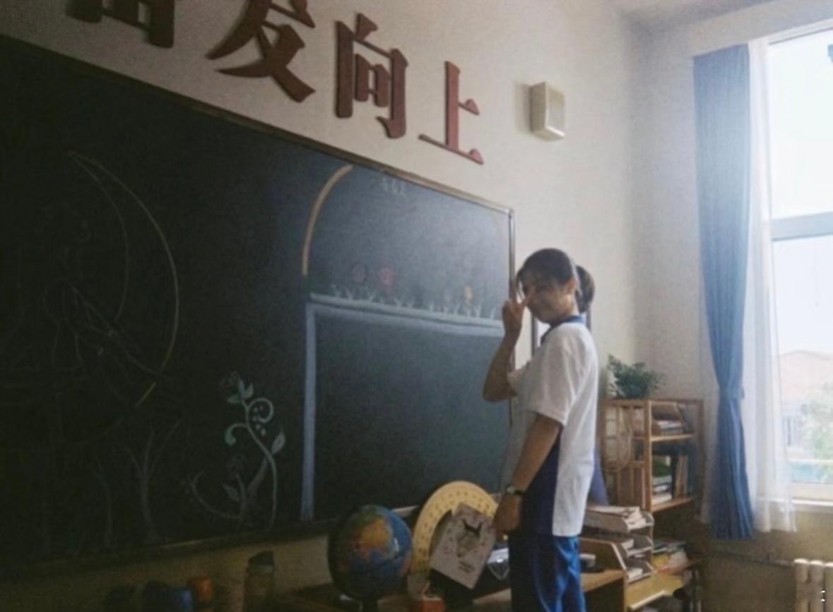 李兰迪校服妆造梦回余周周 成为你是我少女时代的英雄主义新发的这组胶片写真瞬间让人