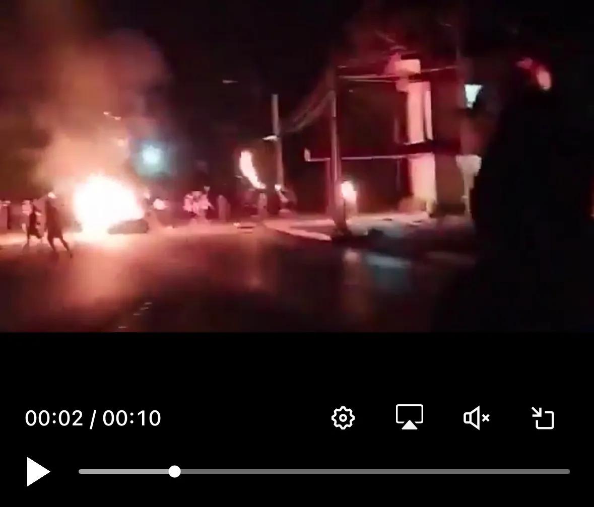 快讯： 古巴也开始了 - 莫龙市民众焚烧党部，能源危机引发抗议升级。

当地时间