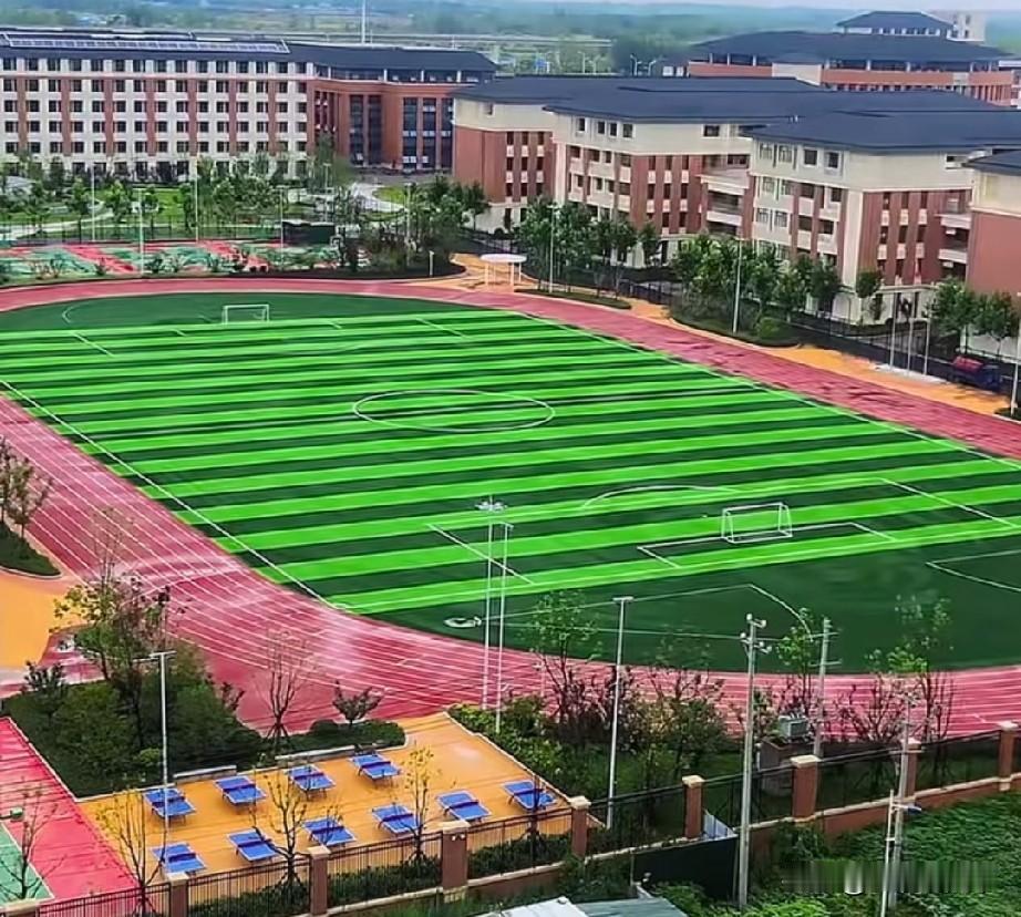 寿县新开办的新桥一中开始课桌椅和办公用品采购，保证9月1号按时开学
备受寿县全县