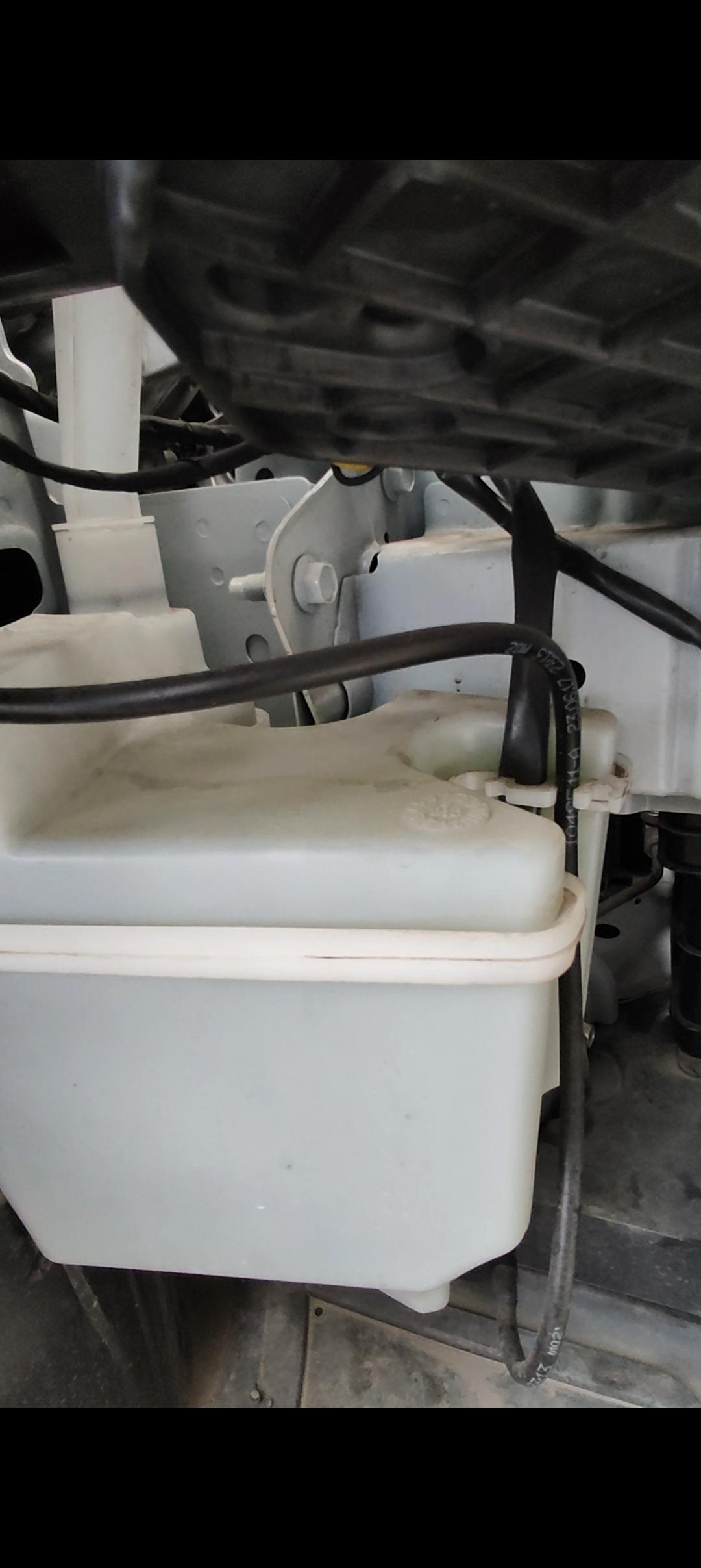 轩逸经典的玻璃水壶挺大
总比那些袋装玻璃水的
良心一点吧