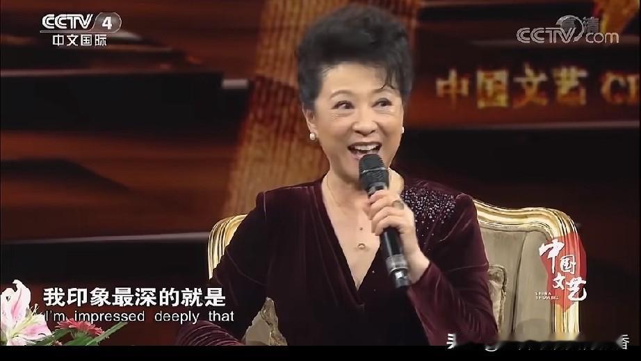 王馥荔做客《向经典致敬》访谈节目时，主持人问她：“王老师，您拍过这么多电影，有没