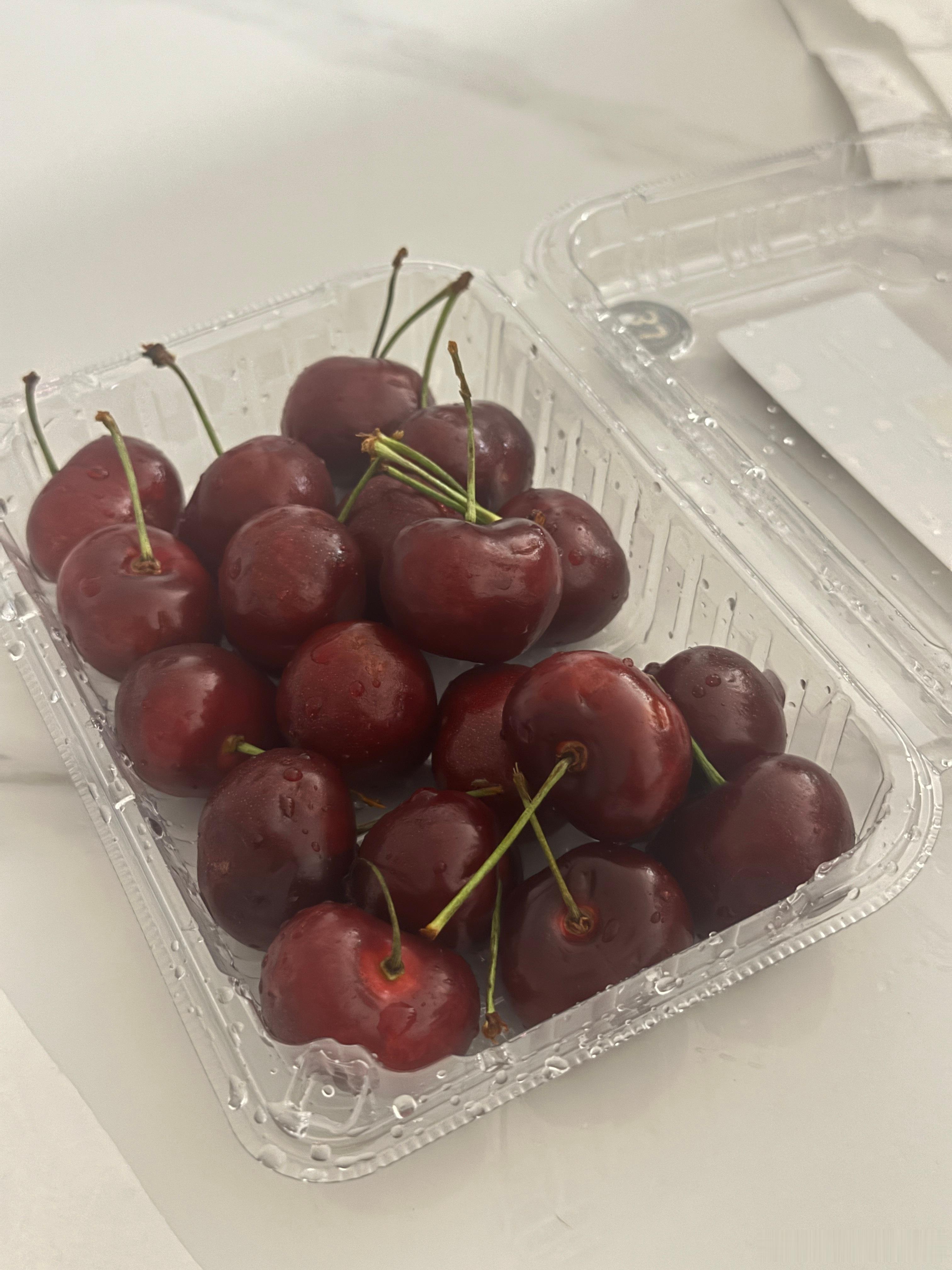 记录一下最近的《突然很想吃》没吃到草莓 还好盒马有车厘子 趁打烊前点到并火速消灭