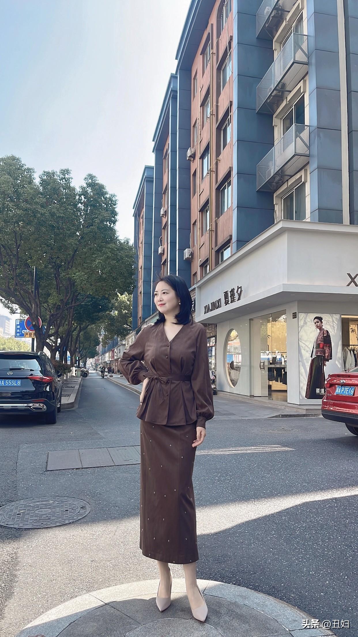 美女的美丽瞬间分享穿着高跟鞋走路很稳，身姿摇曳的时候。