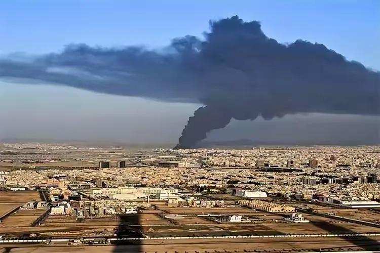 沙特这回挨炸，美国突然慌了！花210亿美元建的全球最大炼油厂，配着最贵的美国防空