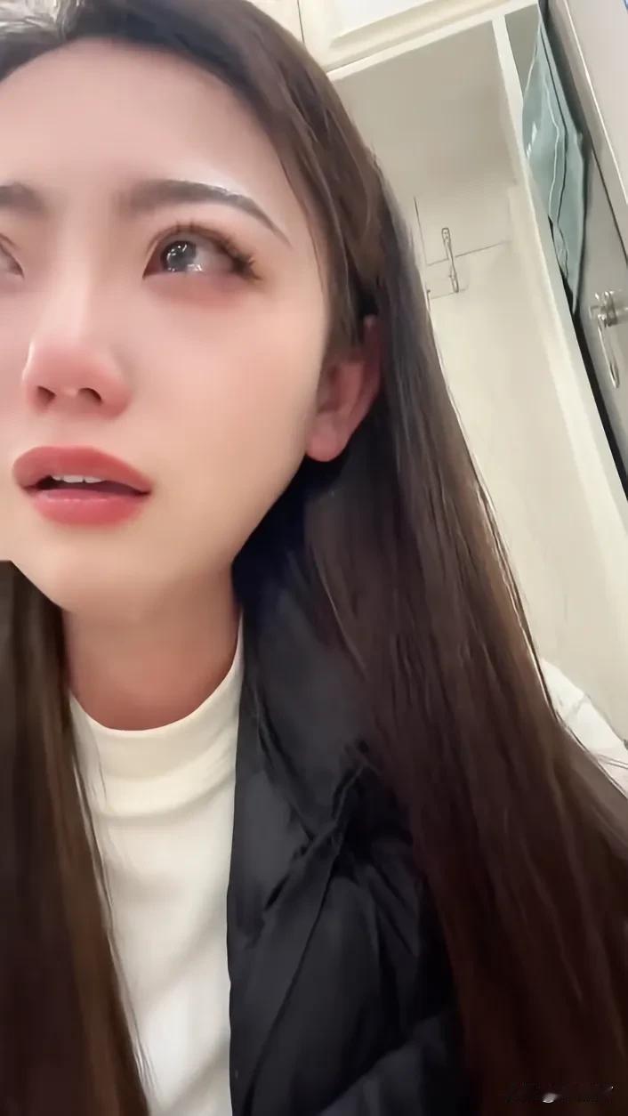 闺蜜哭的稀里哗啦，不知道发生什么事情了，心疼她。闺蜜烦心事 闺蜜