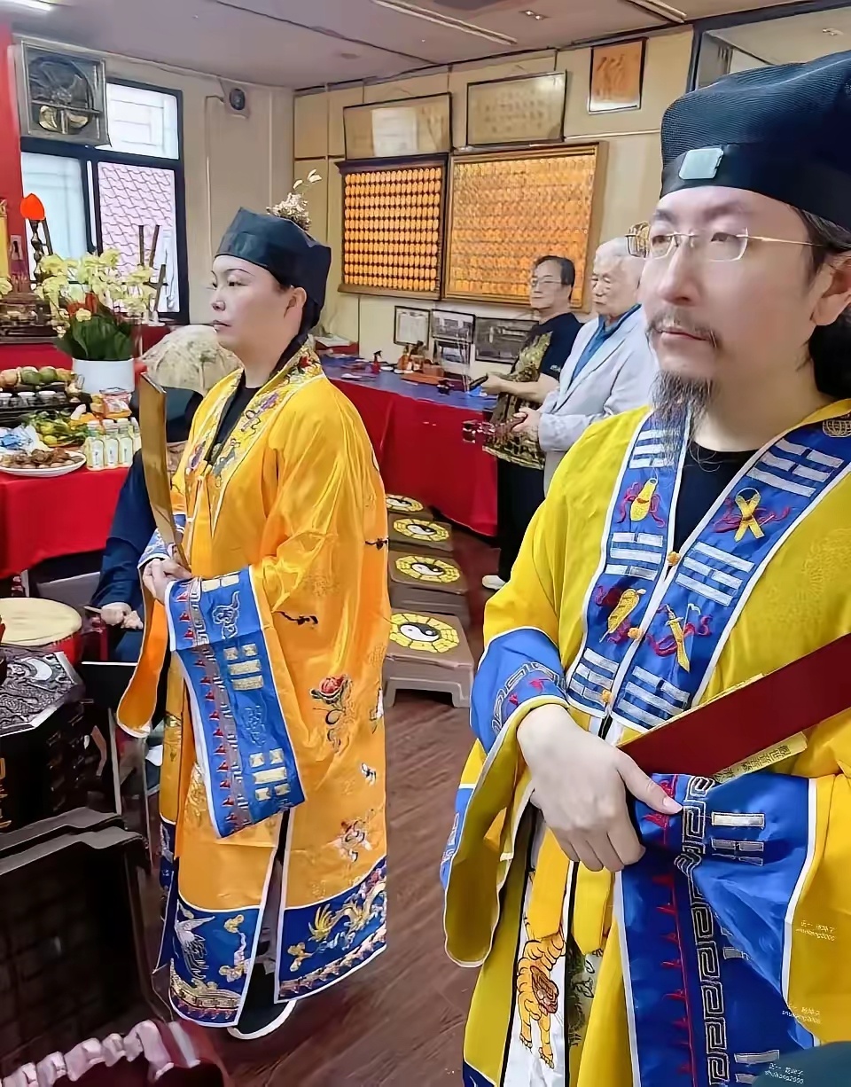 搞笑内涵图[超话]  律法双修，要么开庭，要么开坛阁下若是不懂律法，那鄙人也略懂