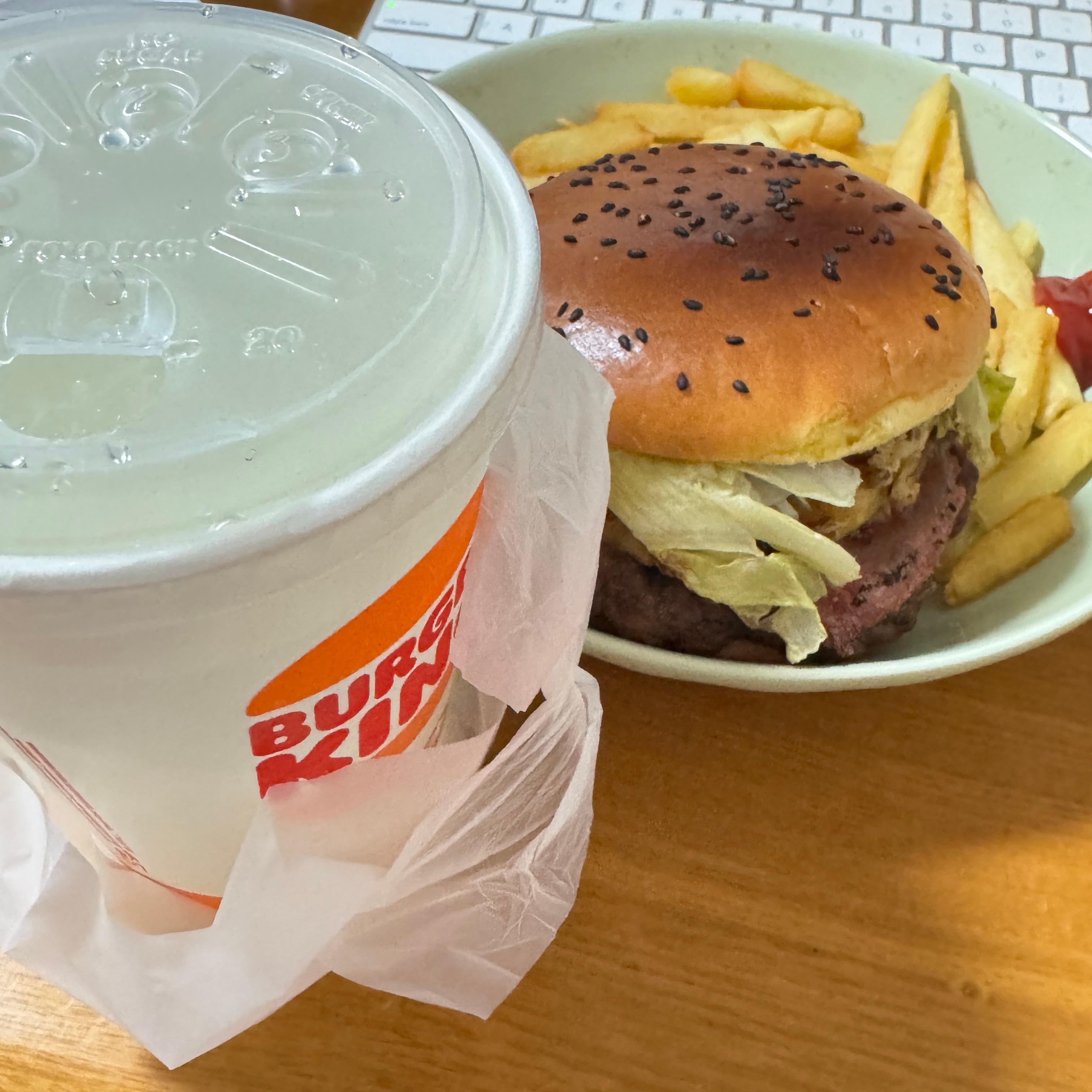 吃堡堡～我妈：你不是说你要减肥？！我：……这汉堡不胖人的！你信我