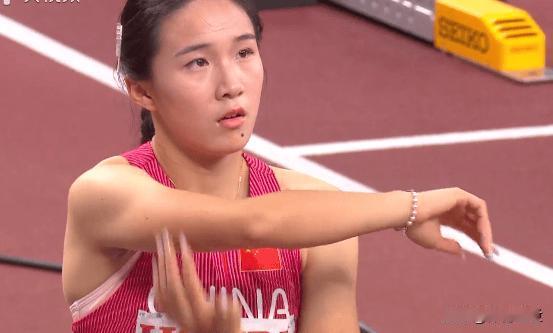 9月17日东京田径世锦赛女子200米预赛，16岁的陈妤颉和李玉婷都无缘半决赛。陈