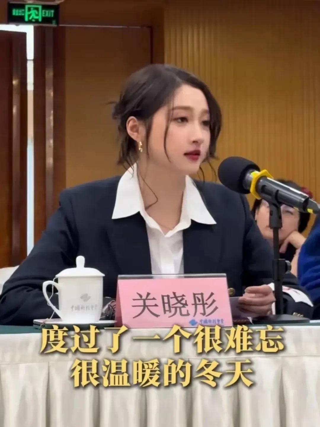 穿正装的关晓彤，虽然她在圈内可能不算最美，但是童星出道的关晓彤，其实方方面面都做