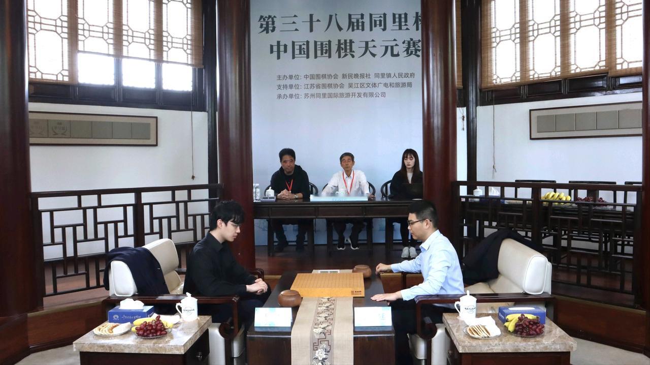 逼上梁山~连笑笑傲天元


38届同里杯中国围棋天元战三番棋挑战赛在江苏同里进行