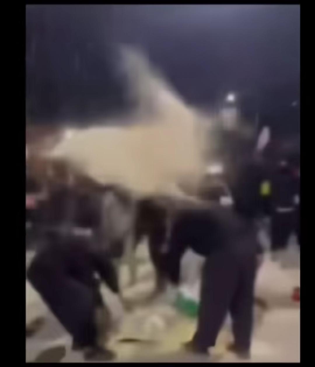 伊朗反政府示威人群将大米肆意在街道上乱撒。

浪费粮食是可耻的，必遭天谴。不是说