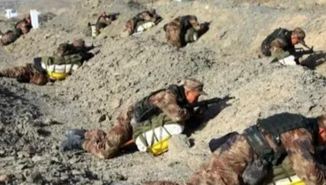 别被电视骗了，上过战场老兵经验之谈：遇到爆炸时，千万不能整个身体趴在地上，但凡卧