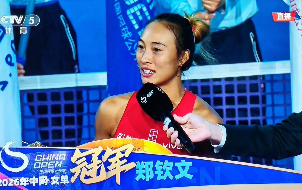 郑钦文为何拥有最多中国球迷的喜爱?因为她夺得法国巴黎奥运会女单冠军创造历史，伤愈
