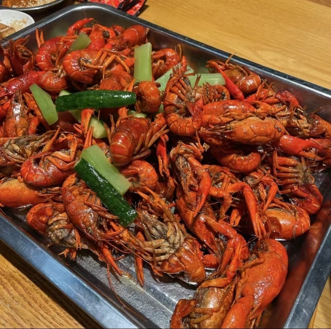 终于忙完了可以整个小龙虾不得不说味道确实味美多汁[馋嘴][馋嘴]今日运气最佳[超
