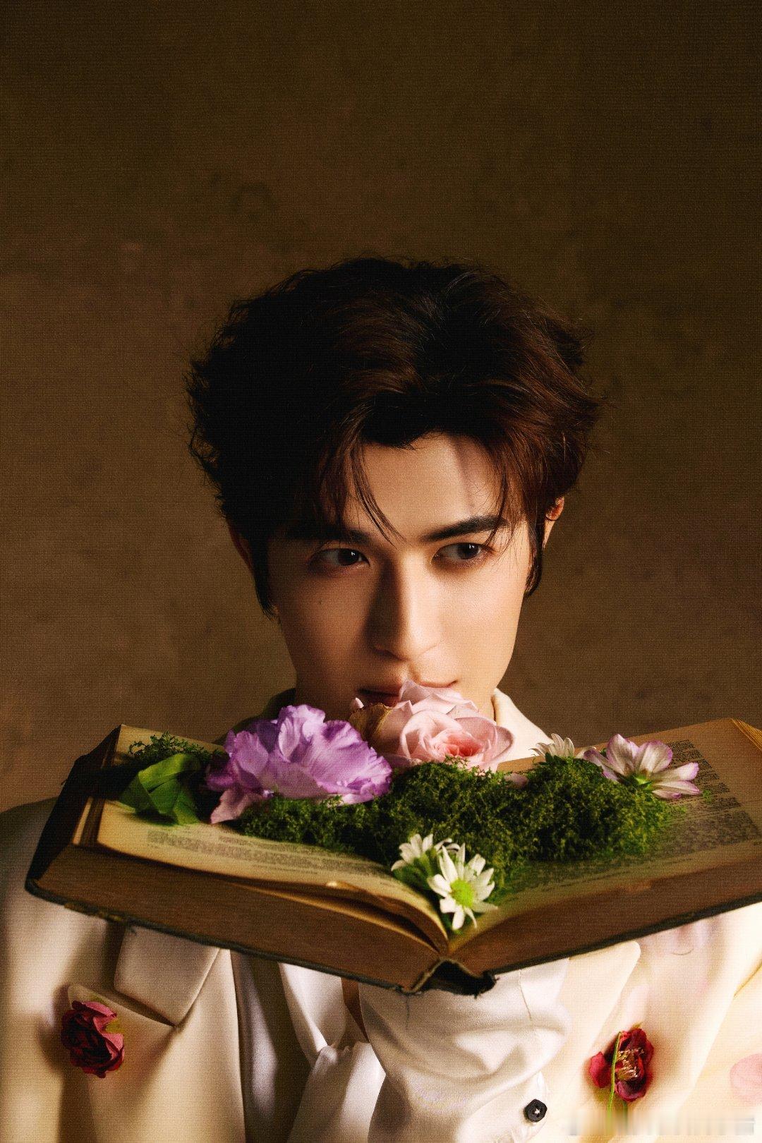 尹浩宇好六夜造型出图，花王子从油画里走出来了[送花花][送花花] ​​​