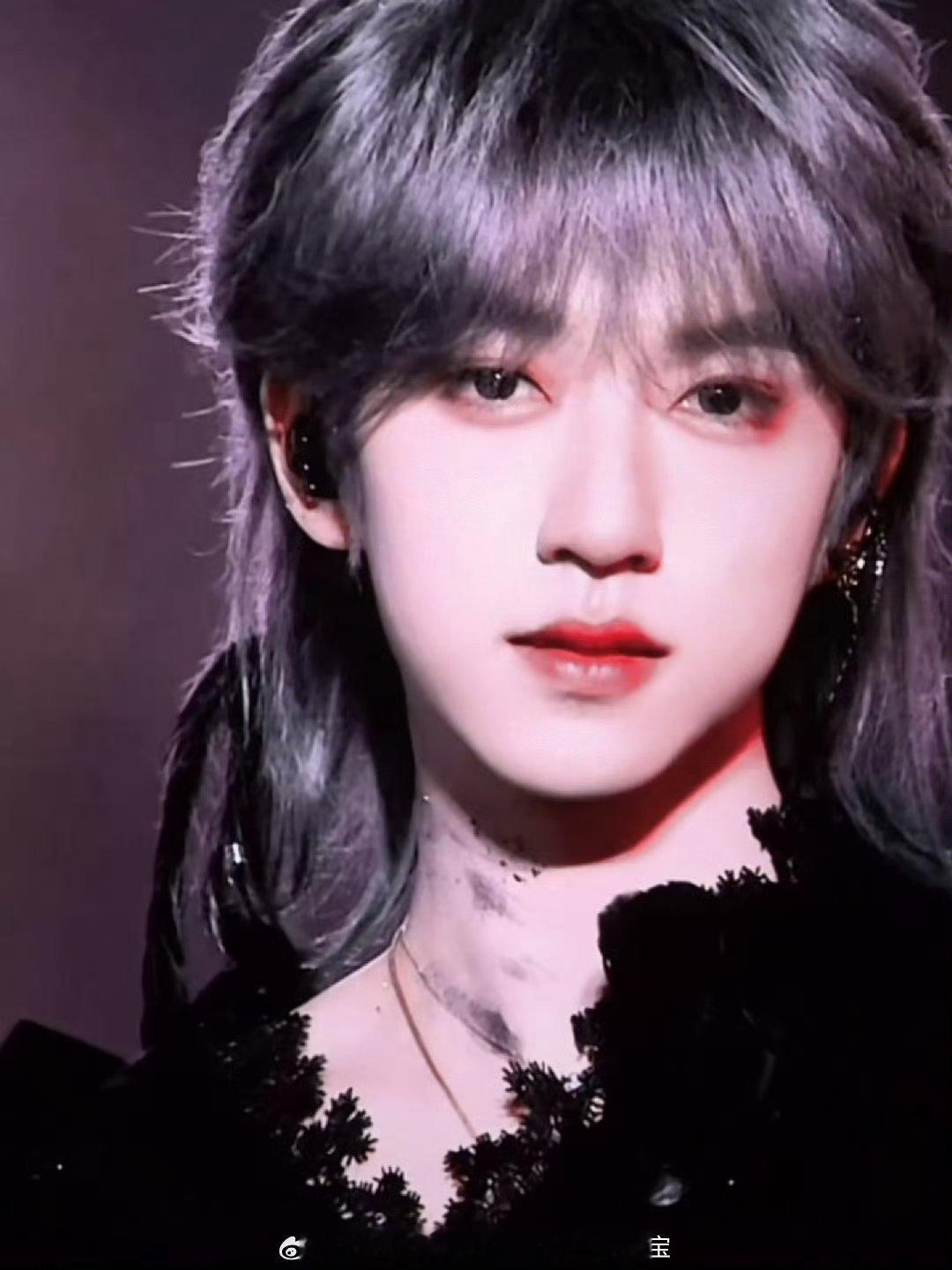 贺峻霖大屏的神每次大屏出现都是颜值的暴击！这张脸在大屏上被放大后更加精致了，棱角