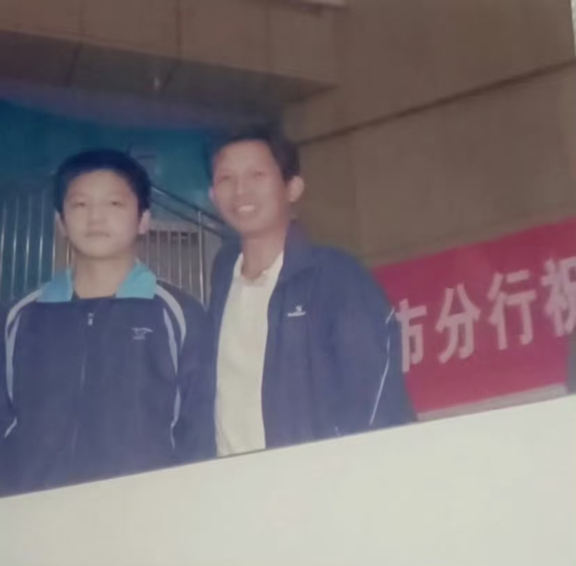樊振东[超话]  樊振东  【考古】生气的星姐来看看可爱幼咚咚消消气 