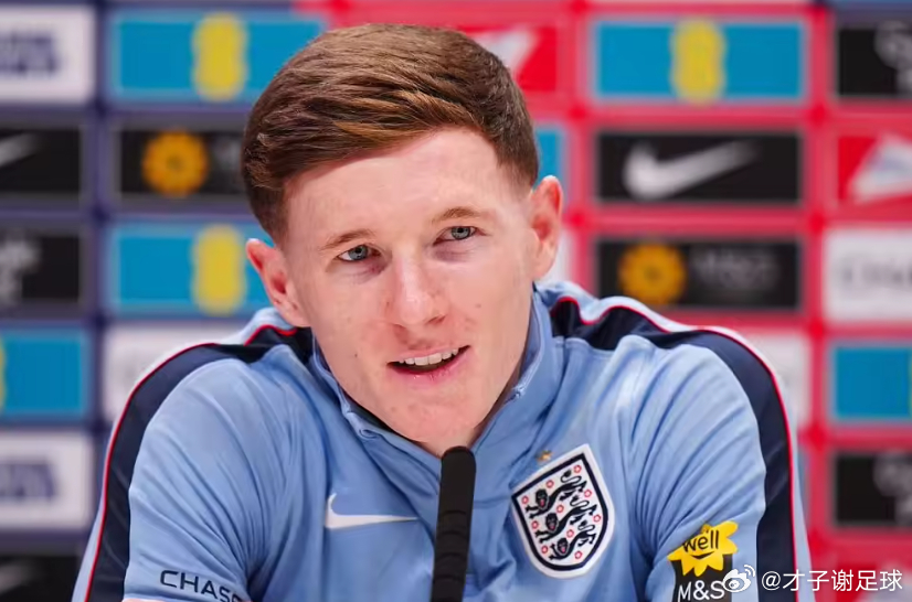 据曼联跟队Nathan Salt报道，诺丁汉森林中场安德森现已成为曼联引援的首要