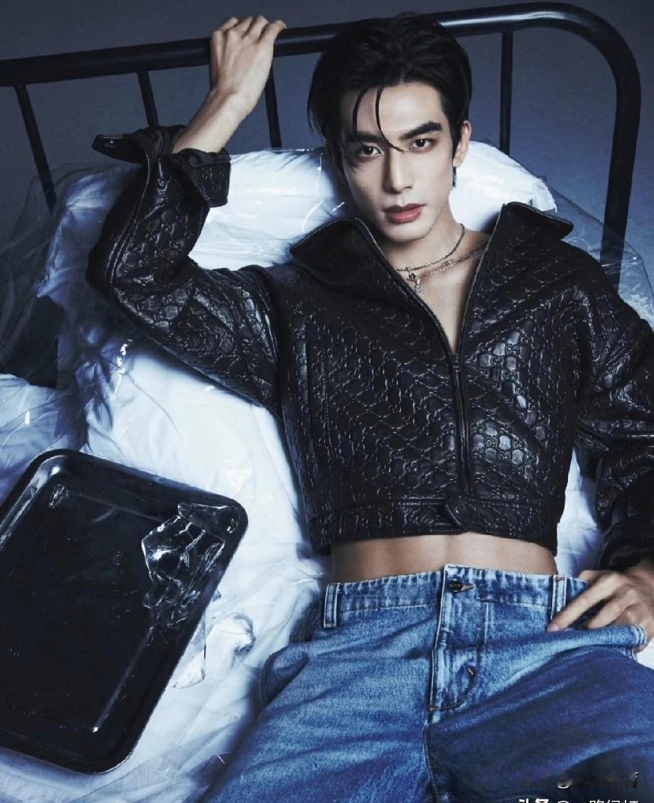 他两个姐姐，一个辞了工作陪他北漂，一个直接住进剧组给他当保姆。
连井柏然都酸：大