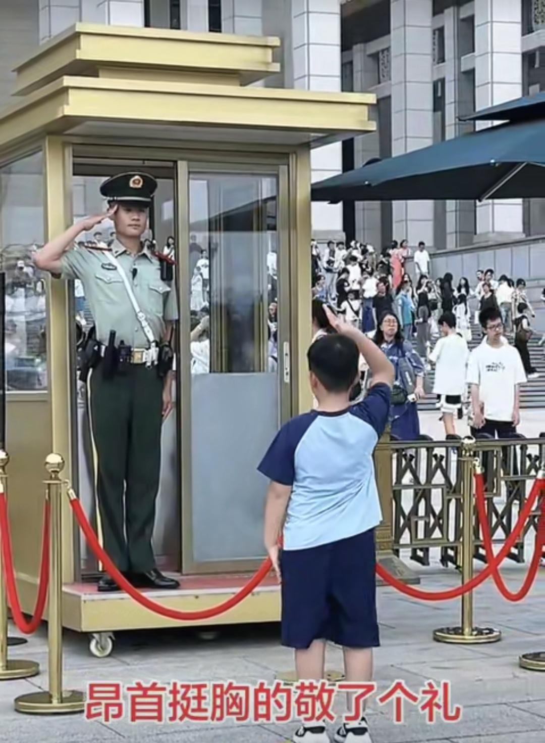 重庆男孩去北京旅游，在天安门广场上，他鼓起勇气向站岗哨兵敬礼，得到哨兵回礼后，男