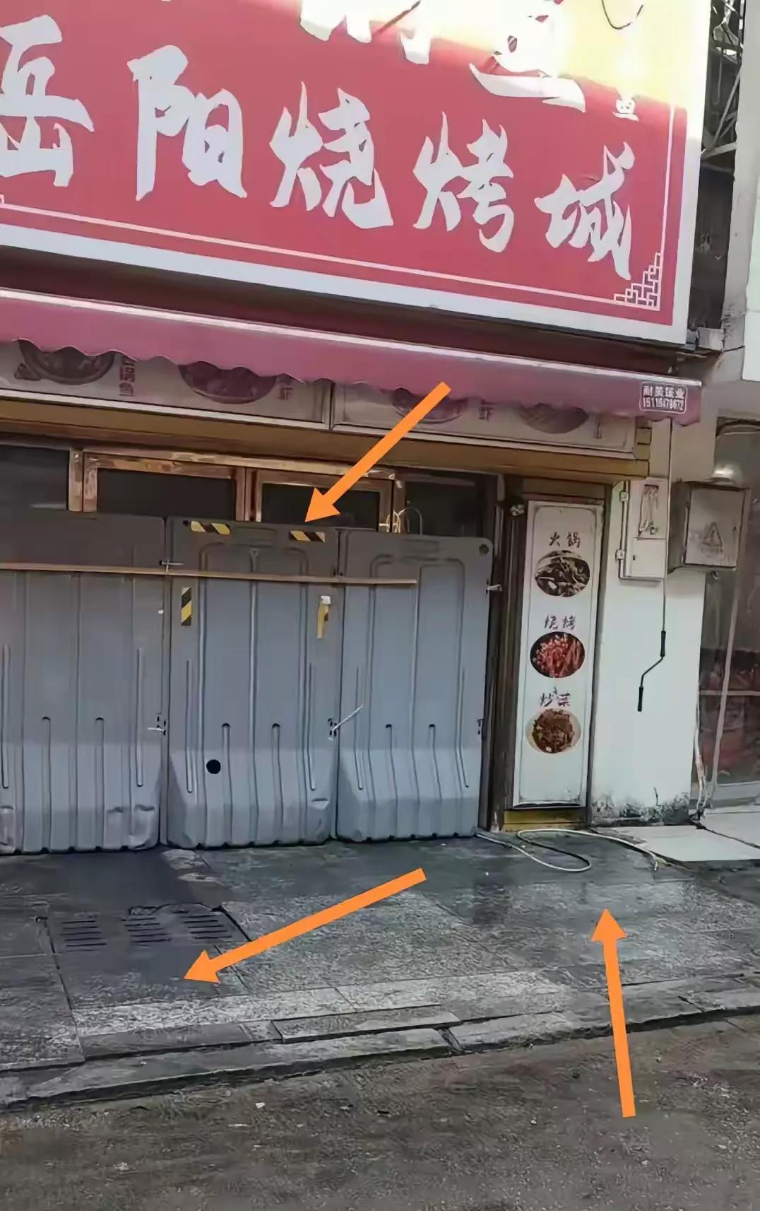 近日一家烧烤店成为了众人瞩目的焦点，这家店就是石锅鱼岳阳烧烤城。
当我来到这家出