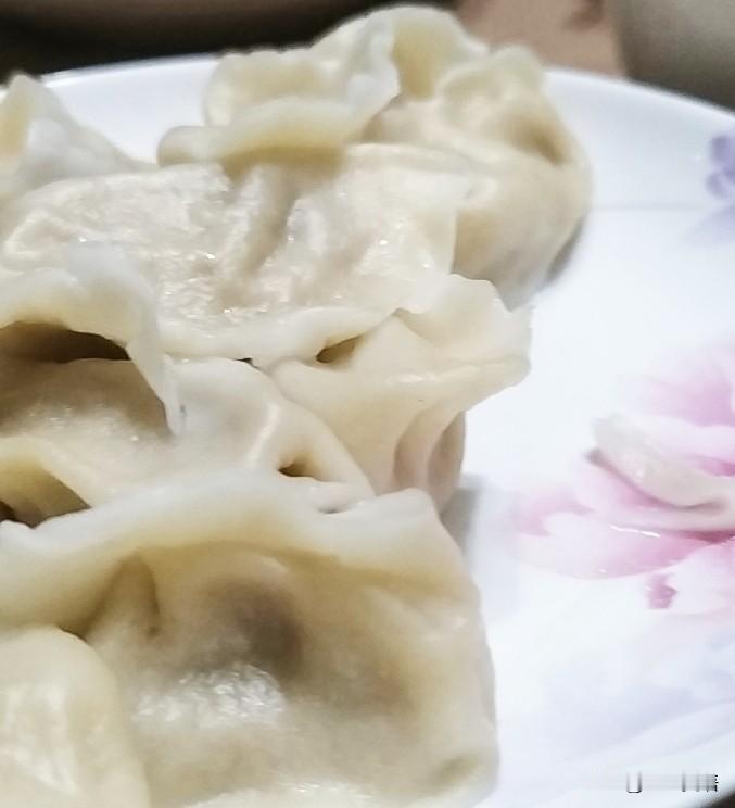 今天周一，早上吃了昨晚的剩菜，中午吃了土豆丝卷饼，现烙的大饼，热乎乎的，卷上青椒