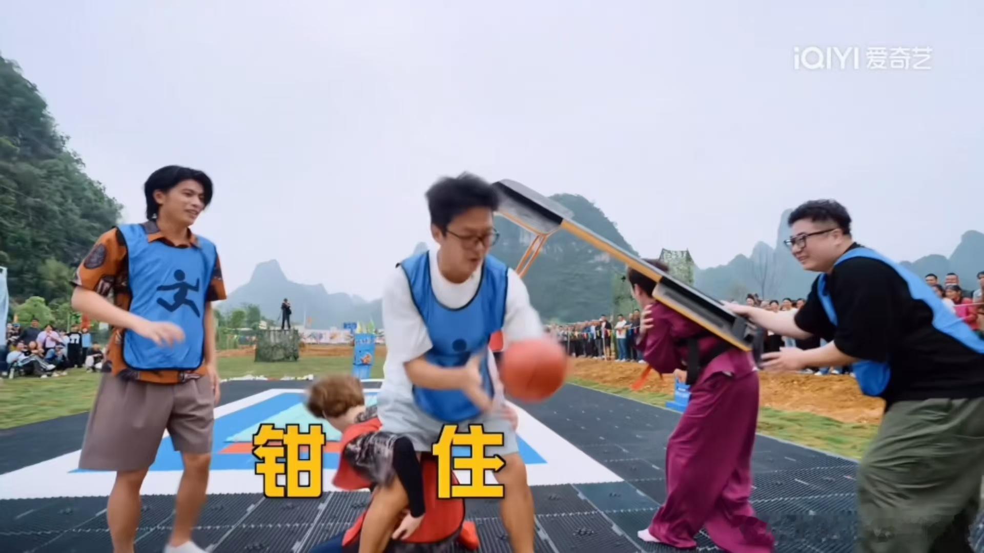 鹿晗从邓超屁股后面抢球邓超鹿晗抢球哈哈哈哈哈 五哈篮球赛名场面，邓超鹿晗抢球互不