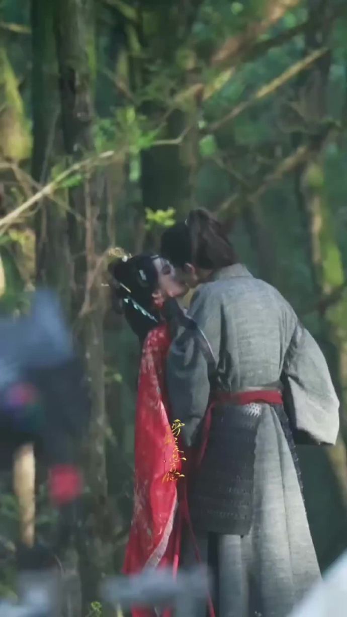 张凌赫林允霸道吻张凌赫林允林间吻戏路透 张凌赫林允林间吻戏路透，张凌赫林允霸道吻