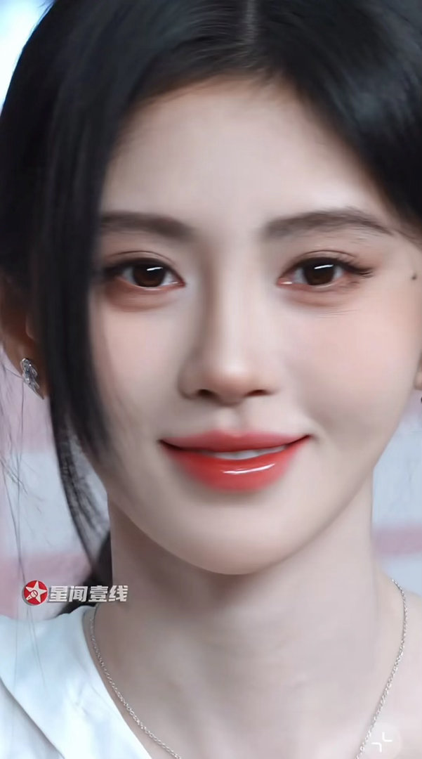 鞠婧祎的五官真的很耐看 