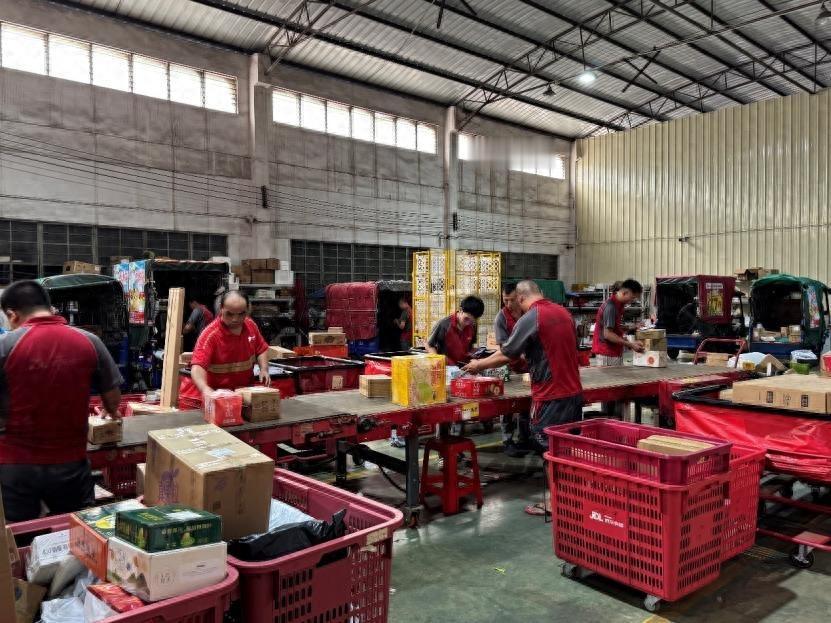 京东快递小哥救助摔倒老人反被凭空索赔92万，无接触、无剐蹭，理由是什么？家属在二