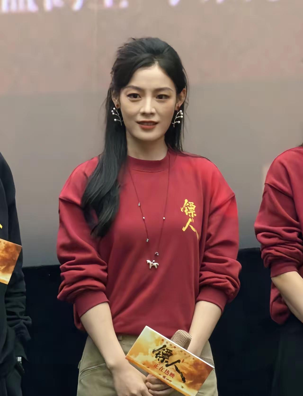 她称不上绝美，却自带一股英气，这与张敏的气质颇为相似。
有人说，是陈丽君让《镖人