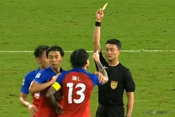 上海海港2:1险胜梅州客家，三个疑问:
  1、足协为什么安排一个“菜鸟级”裁判