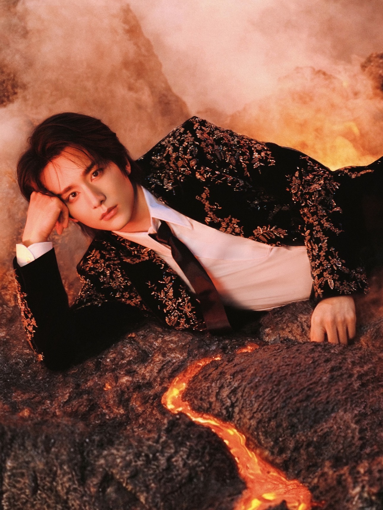 张新成一个动作一年做了四次看网友盘点张新成的大片，加上今天新发布的马年写真，托头