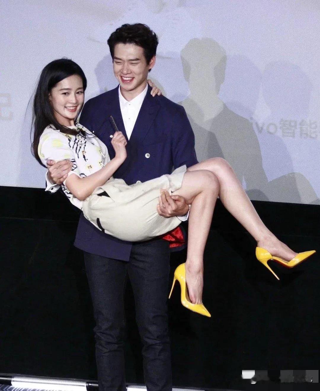 哈哈，魏大勋现在简直是恋爱中的小甜心，满脸都是幸福笑容，笑起来甜蜜得像糖分都溢出