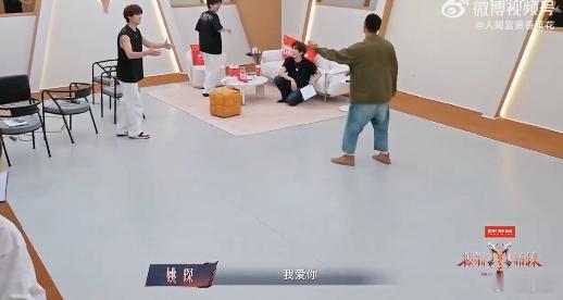 余文乐粤语质检员披荆斩棘直播披荆斩棘 余文乐开粤语课，一人一句我爱你，验收完分边