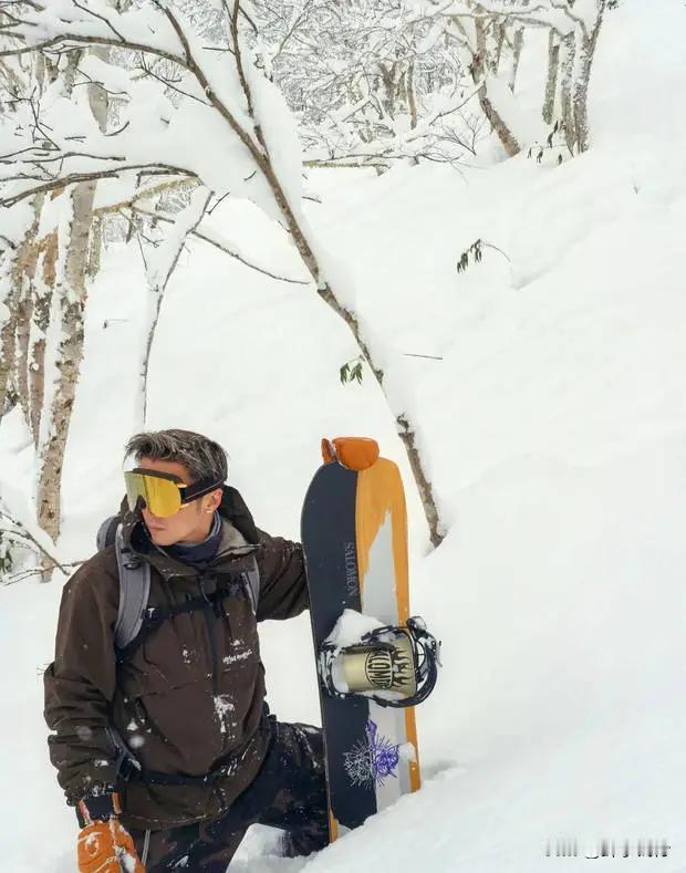 携17岁儿子滑雪，儿子的大长腿抢镜，亲子时光温馨有爱 。日前，谢霆锋在个人社交平